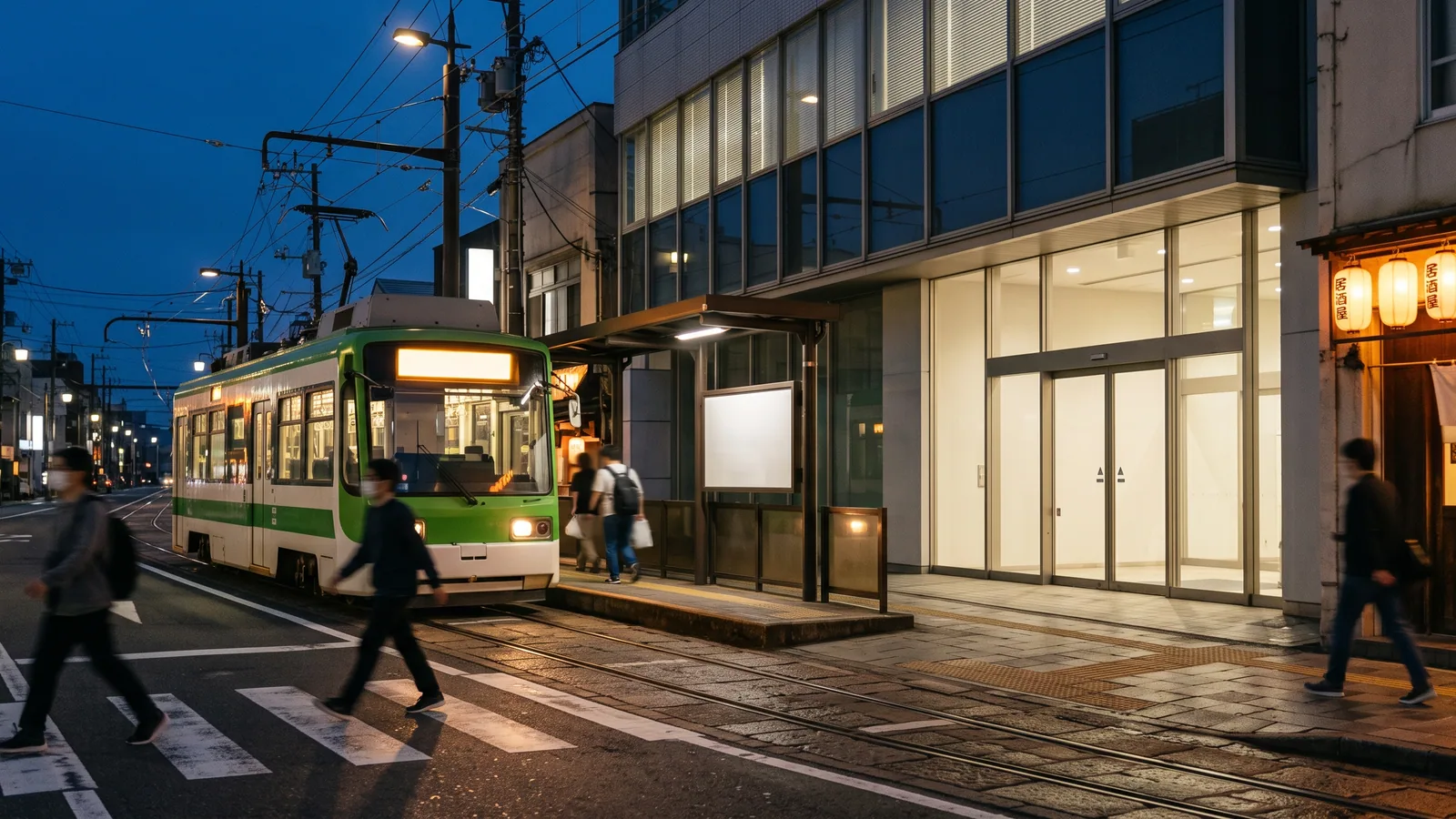 広島の繁華街に面したオフィスビルと、目の前を走る路面電車
